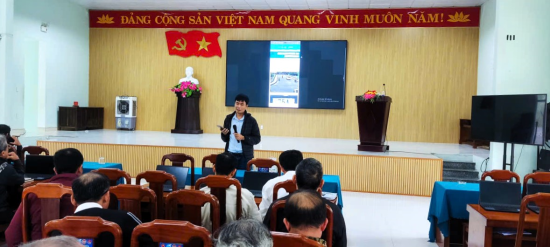 TS. Đỗ Xuân Huyền – Trưởng phòng Đào tạo và Bồi dưỡng, Trung tâm Công nghệ thông tin thành phố Huế (HueCIT) – trực tiếp trình bày chuyên đề 